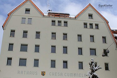 Edificio comunale a St. Moritz, vista frontale, alcune finestre visibili