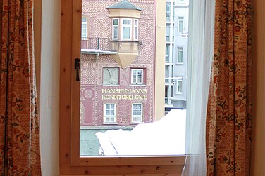 Municipio di St. Moritz, foto dell'interno, una finestra visibile