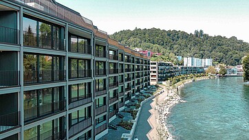 Aussenaufnahme der Überbauung Reussinsel III in Luzern mit EgoKiefer Holz/Aluminium-Fenster EgoAllstar und EgoSelection im Einsatz