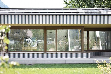 Façade vitrée du nouveau bâtiment scolaire Linth-Escher à Niederurnen