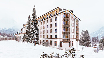Aussenaufnahme des Alpenresorts FAERN in Arosa, Winterstimmung