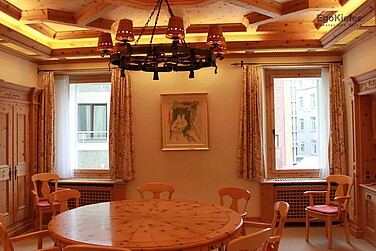 Bâtiment municipal de St. Moritz, vue intérieur avec deux fenêtres