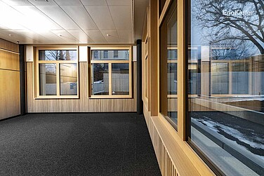 Photo d'intérieur de la transformation de la Clientis Biene Bank avec fenêtres bois/aluminium EgoAllstar
