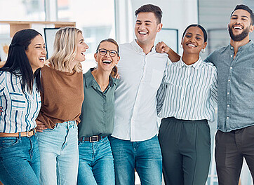 Mitarbeitende, gemeinsam lachend