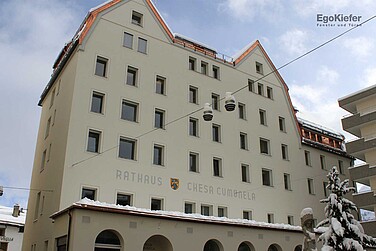Edificio comunale a St. Moritz, vista esterna della facciata in vetro