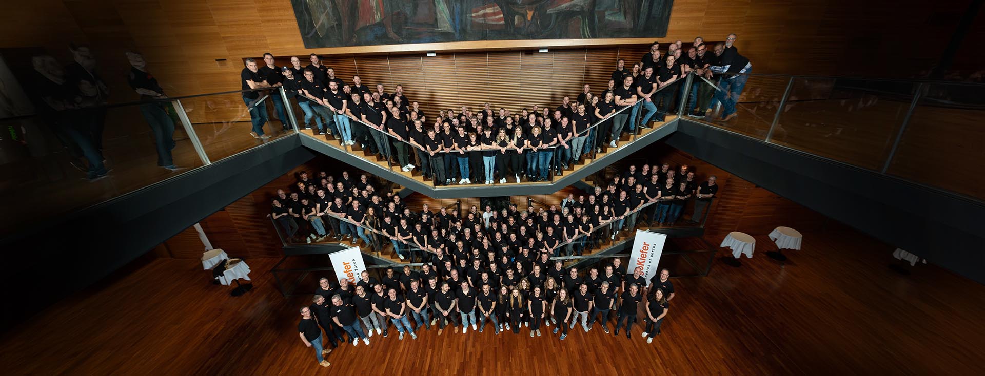 Großer Konzertsaal mit einem vollen Publikum