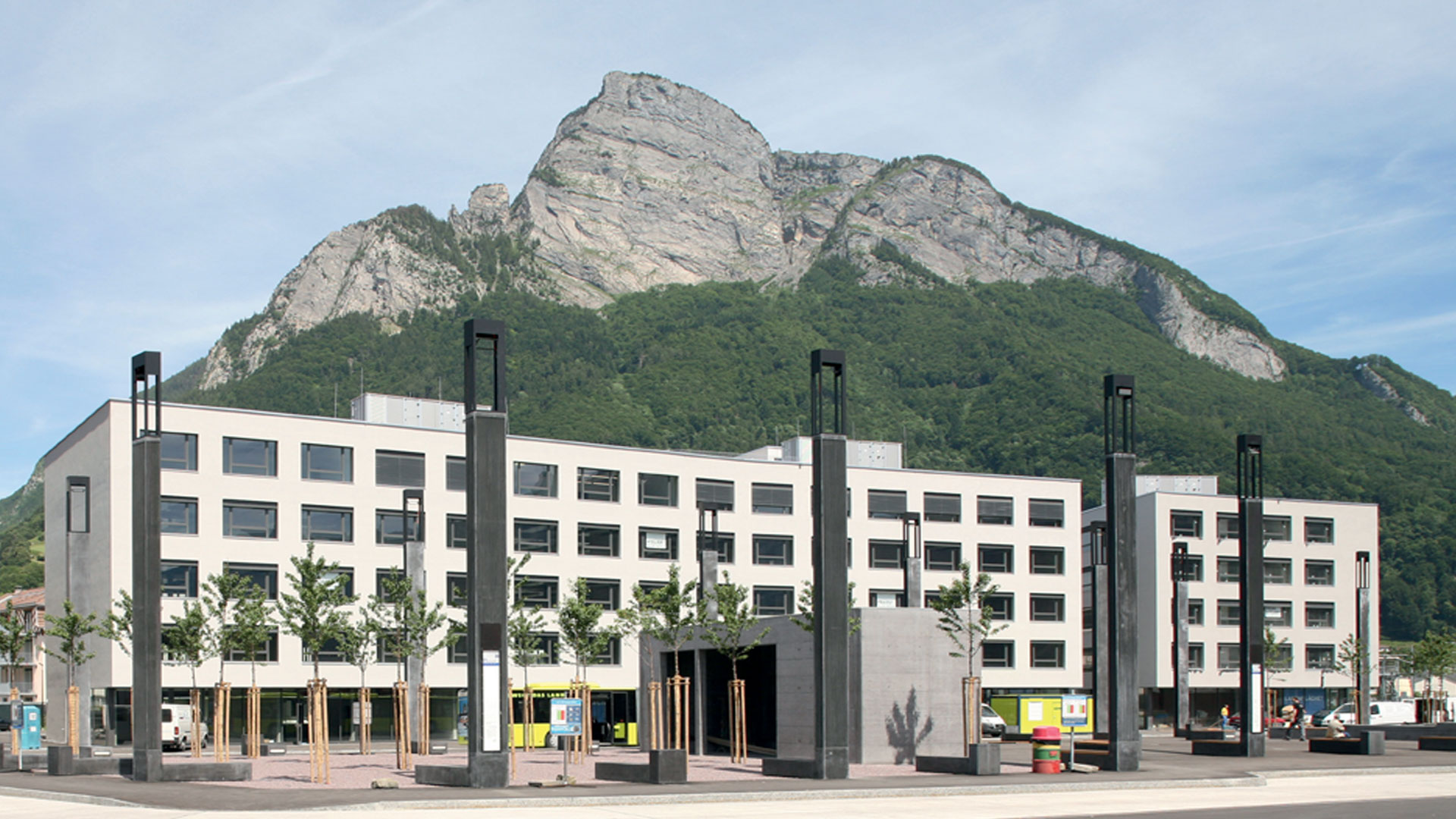 Photo de référence d'EgoKiefer, immeuble de bureaux de Sargans, montagne en arrière-plan