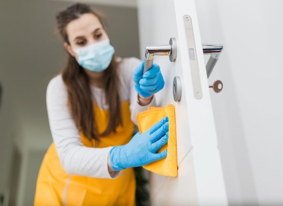 Frau putzt Tür Frau putzt Tür