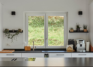 Innenaufnahme aus Küche mit Blick ins Freie, Kunststoff-Fenster EgoKiefer
