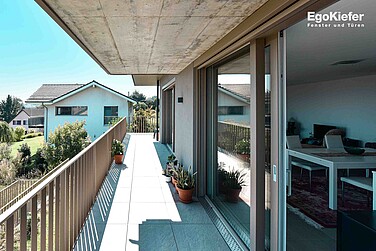 Aussenaufnahme vom Balkon aus, Hebeschiebetüre aus Kunststoff/Aluminium geöffnet