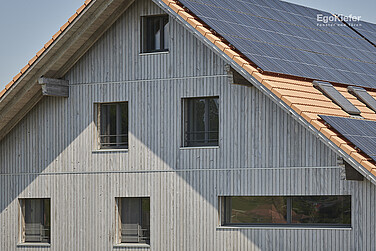 Aussenaufnahme des fertigen Ersatzneubaus (MFH) in Alchenstorf, 6 Kunststoff/Aluminium-Fenster mit anthrazitfarbenem Aluprofil