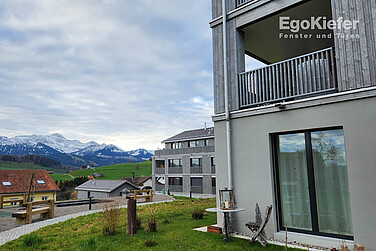 Aussenaufnahme, zwei Mehrfamilenhäuser der Wohnsiedlung Ochsenwies Waldstatt an indyllischer Lage mit majestätischer Aussicht auf den Alpstein