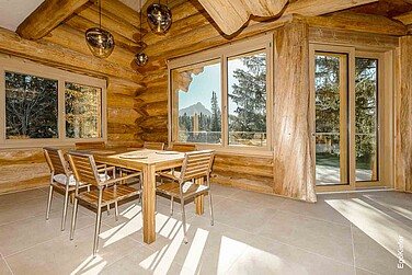 Vista interna di un soggiorno con eleganti finestre in legno EgoWoodstar, che creano un ambiente caldo ed elegante.