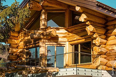 Particolare di una casa di legno ad Amden, in Svizzera, con finestre in legno EgoWoodstar che si integrano armoniosamente nell'architettura rustica.