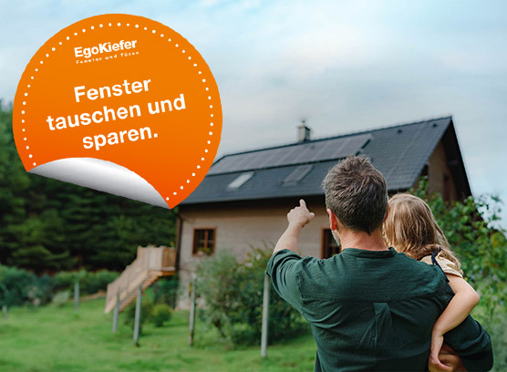 Mann mit Kind zeigt auf ein Haus mit Solarpanels, daneben ein orangefarbener Button mit der Aufschrift "Komplett tauschen und sparen"