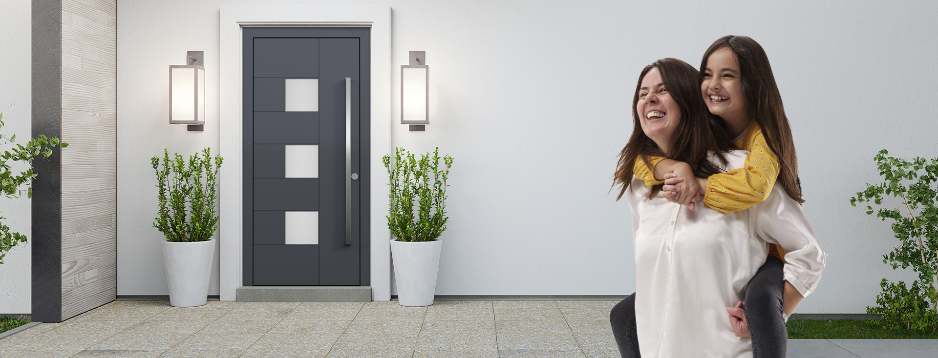 Zwei lachende Frauen vor einer modernen Haustür