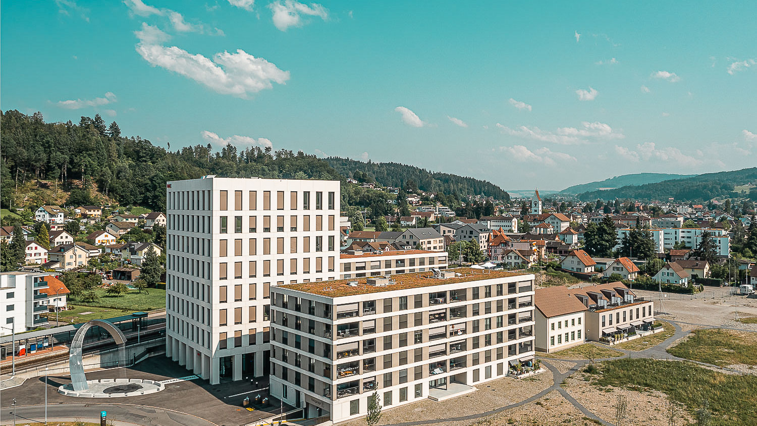 Immagine di scena, ripresa esterna della sede del KWC a Unterkulm